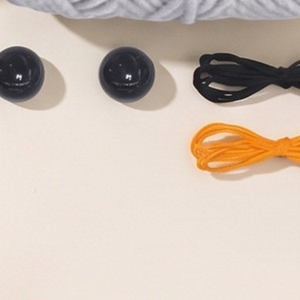 Svarta ögon och svart och orange tråd