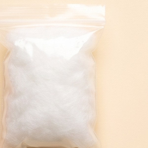 Vit stoppning i en liten påse